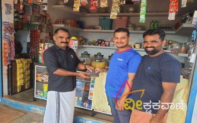 ಹಣವಿದ್ದ ಪರ್ಸ್ ಅದರ ವರೀಸುದಾರರಿಗೆ ನೀಡಿ ಮಾನವೀಯತೆ ಮೆರೆದ ಯುವಕ