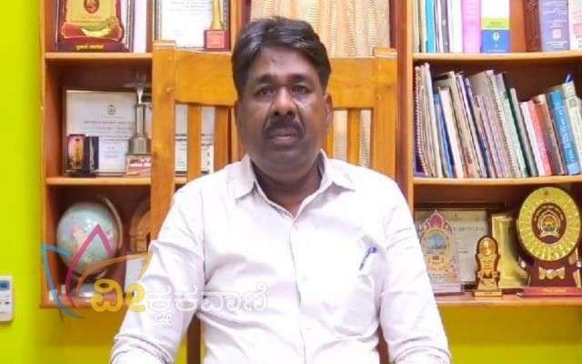 ಕನ್ನಡ ನಾಮಫಲಕ ಅಳವಡಿಕೆ ಕನ್ನಡ ಬೋರ್ಡ್ ಅಳವಡಿಸುವಂತೆ ಎಲ್ಲರ ಮನವೊಲಿಸುವ ಕೆಲಸ ಮಾಡುತ್ತೇವೆ ಎಂದು ಪೌರಾಯುಕ್ತ ರಾಯಪ್ಪ ಅವರು ಹೇಳಿದ್ದಾರೆ.