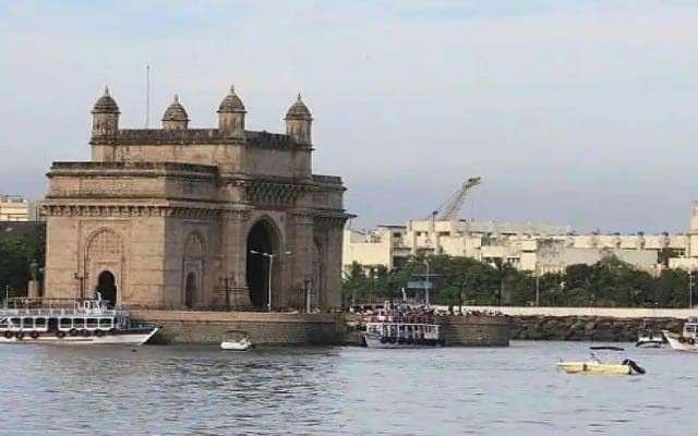 ಮುಂಬೈ ಕರಾವಳಿಯ ಗೇಟ್‌ವೇ ಆಫ್ ಇಂಡಿಯಾದಲ್ಲಿ ಪೊಲೀಸರು ಅನುಮಾನಾಸ್ಪದ ಮೀನುಗಾರಿಕೆ ದೋಣಿಯನ್ನು ವಶಪಡಿಸಿಕೊಂಡಿದ್ದಾರೆ.