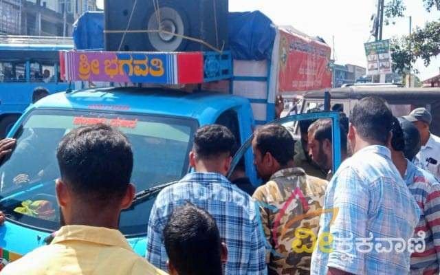 ಸಂಚರಿಸುತ್ತಿದ್ದ ವಾಹನ ಪರಿಶೋಧಿಸಿದಾಗ ದಾಖಲೆ ಇನ್ಯಾರದೊ ಹೆಸರಿನಲ್ಲಿದ್ದು ವಾಹನಕ್ಕೆ ಭಗವತಿ- ಸಂಚಾರಿ ಗುಳಿಗ ಎಂಬ ಸ್ಟಿಕರ್ ಅಂಟಿಸಿ ಹಿಂದೂ ಸಂಘಟನೆ ಎಂದು ಬಿಂಬಿಸುವಂತೆ ತೆರಳಿ ನಾಗರಿಕರಿಂದ ಕಡಬದ ತಂಡವೊಂದು ಹಣ ಸಂಗ್ರಹಿಸುತ್ತಿದ್ದರು.