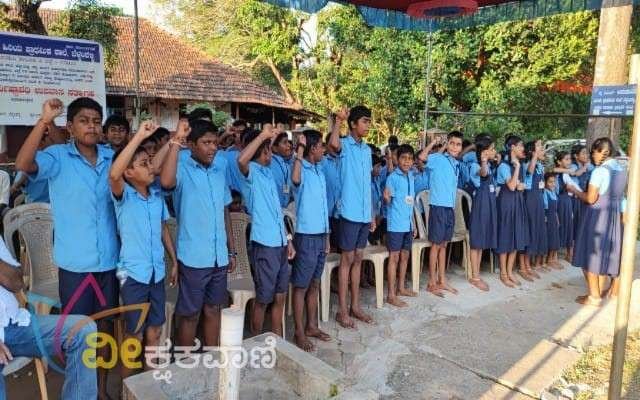 ಬೆಳ್ಳಂಪಳ್ಳಿ ಶಾಲೆಗೆ ಖಾಯಂ ಶಿಕ್ಷಕರನ್ನು ನೇಮಕ ಮಾಡುವಂತೆ ಆಗ್ರಹಿಸಿ ವಿದ್ಯಾರ್ಥಿಗಳು ಶಾಲೆಯ ಮುಂಭಾಗದಲ್ಲಿ ಧರಣಿ ಸತ್ಯಾಗ್ರಹ ಮಾಡಿದರು.