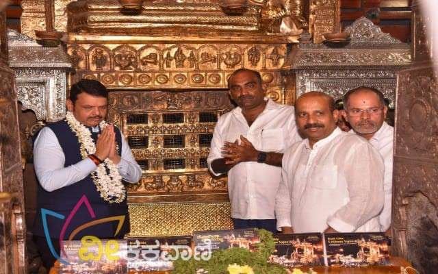 ಉಡುಪಿ ಶ್ರೀಕೃಷ್ಣಮಠಕ್ಕೆ ಮಹಾರಾಷ್ಟ್ರ ಉಪಮುಖ್ಯಮಂತ್ರಿ ದೇವೇಂದ್ರ ಫಡ್ನವೀಸ್ ಅವರು ಮಾ.12ರಂದು ಭೇಟಿ ದೇವರ ದರ್ಶನ ಪಡೆದರು.