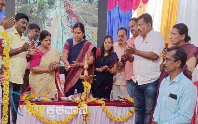 ವಸತಿ ಸಮುಚ್ಛಯದ ಅಂಗಳದಲ್ಲಿ ಏರ್ಪಡಿಸಲಾಗಿದ್ದ ಉದ್ಘಾಟನೆಯ ನೇರ ಪ್ರಸಾರದ ಕಾರ್ಯಕ್ರಮ