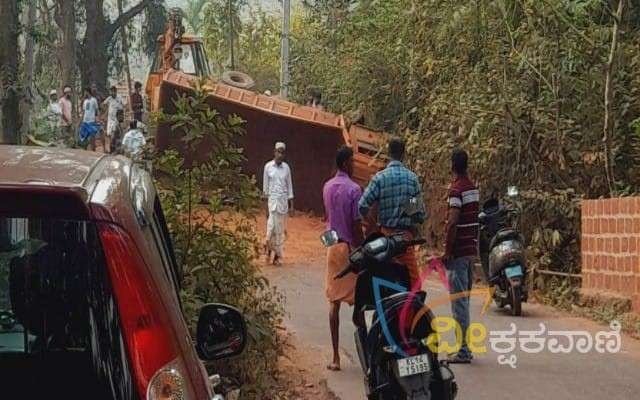 ಕನಿಯಾಲದಲ್ಲಿ ಕಲ್ಲು ಸಾಗಾಟದ ಲಾರಿ ಪಲ್ಟಿ