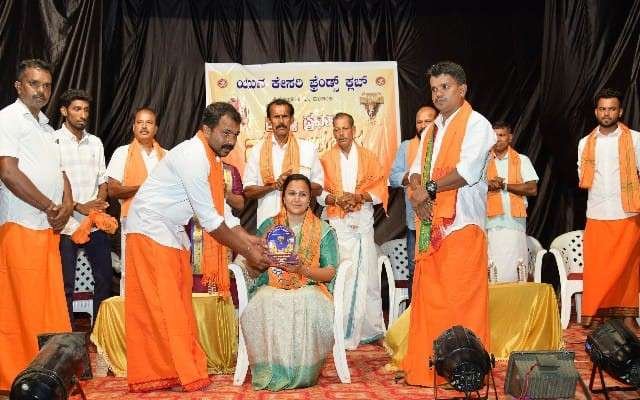 ಎಂ.ಎಲ್ ಅಶ್ವಿನಿಯವರನ್ನು ಯುವ ಕೇಸರಿ ಪ್ರೆಂಡ್ಸ್ ಕ್ಲಬ್ ಶಿವತೀರ್ಥಪದವು ಮುಳಿಂಜ ಇವರ ವತಿಯಿಂದ ಗೌರವಿಸಲಾಯಿತು.