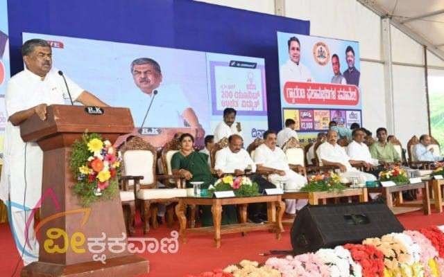 ಬಿ.ಸಿ ರೋಡಿನ ಗೋಲ್ಡನ್ ಪಾರ್ಕ್ ಮೈದಾನದಲ್ಲಿ ಮಾ.9ರಂದು ನಡೆದ ಬಂಟ್ವಾಳ ತಾಲೂಕು ವ್ಯಾಪ್ತಿಯ ಗ್ಯಾರಂಟಿ ಫಲಾನುಭವಿಗಳ ಸಮಾವೇಶ