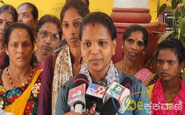 ಅಧಿಕಾರಿ ಸುಮನಾ ಅವರನ್ನು ಎಲ್ಲಿಗೂ ವರ್ಗಾಯಿಸದೆ ತಮ್ಮ ಪಂಚಾಯತ್ ನಲ್ಲೇ ಸೇವೆ ಮಾಡಲು ಅವಕಾಶ ಮಾಡಿಕೊಡಬೇಕು ಎಂದು ಗ್ರಾಮಸ್ಥರು ಒಟ್ಟಾಗಿ ಒತ್ತಾಯಿಸಿದ್ದಾರೆ.