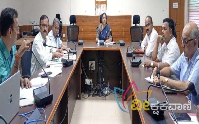 ಮಣಿಪಾಲ ರಜತಾದ್ರಿಯ ಜಿಲ್ಲಾಧಿಕಾರಿ ಕಚೇರಿ ಸಭಾಂಗಣದಲ್ಲಿ ಮಾ.21ರಂದು ನಡೆದ ಜಾನುವಾರು ಕಾಲುಬಾಯಿ ಜ್ವರ ರೋಗ ಲಸಿಕಾ ಕಾರ್ಯಕ್ರಮ