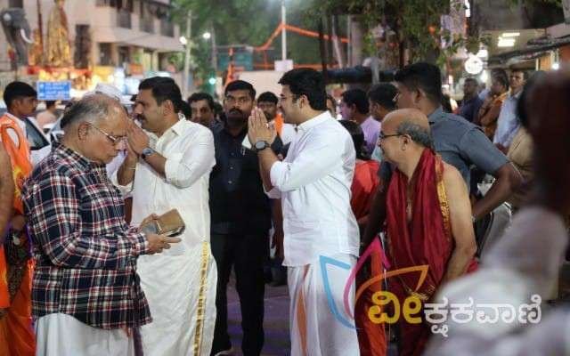 ಸಮಾರಂಭದಲ್ಲಿ ಸಂಸದರಾದ ತೇಜಸ್ವಿ ಸೂರ್ಯ, ಬಿಜೆಪಿ ರಾಜ್ಯಾಧ್ಯಕ್ಷ ವಿಜಯೇಂದ್ರ, ನ್ಯಾಯಮೂರ್ತಿ ದಿನೇಶ್ ಕುಮಾರ್, ರವಿ ಸುಬ್ರಮಣ್ಯ, ಅರವಿಂದ ಲಿಂಬಾವಳಿ ಮುಂತಾದ ಗಣ್ಯರು ಪಾಲ್ಗೊಂಡಿದ್ದರು.