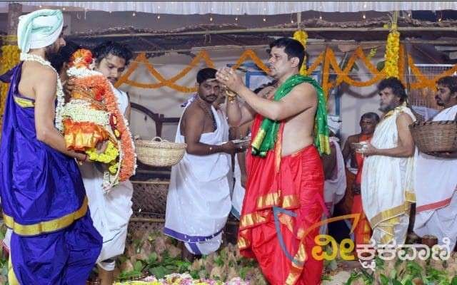 ಶ್ರೀನಿವಾಸ ಭಟ್ ಸಹಕಾರದಲ್ಲಿ ವಿವಿಧ ಧಾರ್ಮಿಕ ವಿಧಿವಿಧಾನಗಳು ಜರಗಿತು.