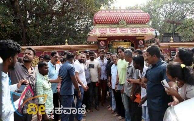 ನಟ ದರ್ಶನ್‌ ಅವರು ಕುತ್ತಾರು ಕೊರಗಜ್ಜನ ಆದಿಸ್ಥಳಕ್ಕೆ ಭೇಟಿ ನಿಡಿ ಕೊರಗಜ್ಜನ ಆಶೀರ್ವಾದವನ್ನು ಪಡೆದರು.