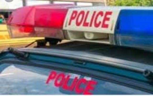 ಸಾರ್ವಜನಿಕ ರಸ್ತೆಯ ಬಳಿ ಅಕ್ರಮವಾಗಿ ಮದ್ಯ ಮಾರಾಟ, ಪೊಲೀಸ್‌ ದಾಳಿ