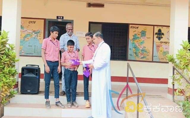 ಪ್ರಾಮಾಣಿಕತೆ ಮೆರೆದ ವಿದ್ಯಾರ್ಥಿಗಳು