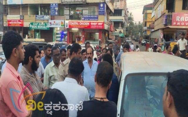 ನಗರಸಭೆ ಅಧಿಕಾರಿಗಳ ಮೇಲೆ ಪ್ಲಾಸ್ಟಿಕ್‌ ವ್ಯಾಪಾರಿಗಳು ಹಲ್ಲೆಗೆ ಯತ್ನಿಸಿದ ಘಟನೆ ನಡೆದಿದೆ.