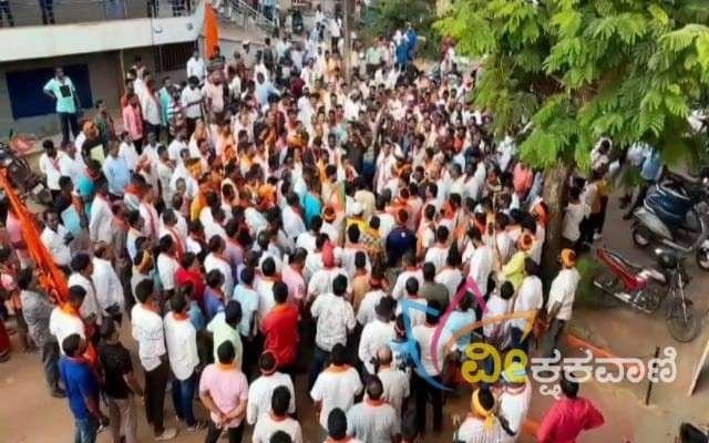 ದೊಡ್ಡ ಸಂಖ್ಯೆಯಲ್ಲಿ ಮೀನುಗಾರ ಸಮುದಾಯದ ಕಾರ್ಯಕರ್ತರು ಶೋಭಾ ವಿರುದ್ಧ ಬಹಿರಂಗವಾಗಿಯೇ ಬೃಹತ್ ಶಕ್ತಿ ಪ್ರದರ್ಶನ ನಡೆಸಿದರು.