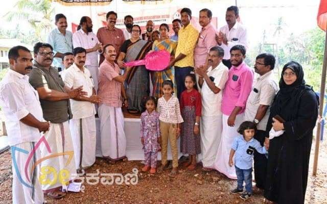 ಟೀಚರ್ ಕೆಎಸ್‌ಟಿಎ ಅಧ್ಯಾಪಕ ಸಂಘಟನೆಯ ಮಂಜೇಶ್ವರ ಉಪಜಿಲ್ಲಾ ಕಮಿಟಿ ನಿರ್ಮಿಸಿದ ಮನೆಯ ಕೀಲಿಕೈಯನ್ನು ಮಗುವಿಗೆ ಹಸ್ತಾಂತರಿಸಿದರು.