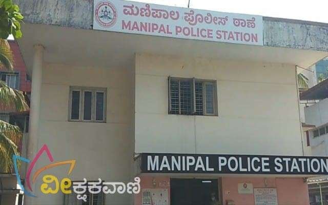 ಪೊಲೀಸರು ನಾಲ್ವರನ್ನು ವಶಕ್ಕೆ ಪಡೆದು ಪ್ರಕರಣ ದಾಖಲಿಸಿಕೊಂಡಿದ್ದಾರೆ.