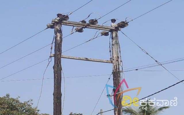 ರಸ್ತೆ ಬದಿಯಲ್ಲಿ ಮರದ ವಿದ್ಯುತ್ ಕಂಬ