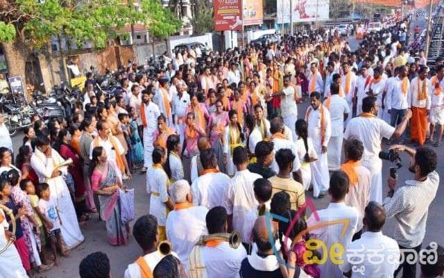 ಮಲ್ಪೆ ವಡಭಾಂಡೇಶ್ವರ ಶ್ರೀ ವಡಭಾಂಡ ಬಲರಾಮ ದೇವಸ್ಥಾನದ ಪುನಃ ಪ್ರತಿಷ್ಠೆ, ಅಷ್ಟಬಂಧ ಬ್ರಹ್ಮಕಲಶೋತ್ಸವದ ಅಂಗವಾಗಿ ಹಸಿರು ಹೊರೆಕಾಣಿಕೆ ಮೆರವಣಿಗೆ ವೈಭವದಿಂದ ನಡೆಯಿತು.