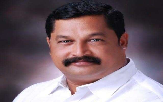 ಉಡುಪಿ ಶಾಸಕರು ಭಾವಚಿತ್ರಕ್ಕೆ ಉಗುಳಿ ಕೀಳುಮಟ್ಟದ ವರ್ತನೆ ಪ್ರದರ್ಶಿಸಿದ್ದಾರೆ ಎಂದು ಉಡುಪಿ ಬ್ಲಾಕ್ ಕಾಂಗ್ರೆಸ್ ಸಮಿತಿಯ ಅಧ್ಯಕ್ಷ ರಮೇಶ್ ಕಾಂಚನ್ ಟೀಕಿಸಿದ್ದಾರೆ.