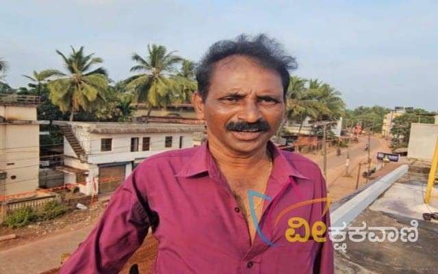 ರಸ್ತೆ ಬದಿಗೆ ಮಣ್ಣು ಹಾಕಿಸಿ ಬುಲ್ಡೋಜರಿನಿಂದ ರಸ್ತೆ ಸಮತಟ್ಟು ಮಾಡಿ ಪಂ.ಜನಪ್ರತಿನಿಧಿಗಳಿಗೆ ಸವಾಲೆಸೆದು ವೈರಲ್ ಆದ ಲಾರಿ ಚಾಲಕ