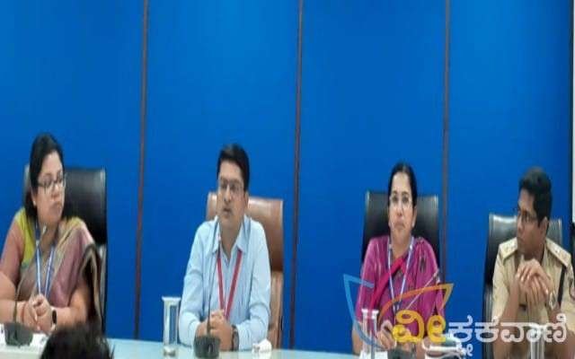 ಮಣಿಪಾಲ ರಜತಾದ್ರಿಯ ಜಿಲ್ಲಾ ಪಂಚಾಯತ್ ಡಾ.ವಿ.ಎಸ್ ಆಚಾರ್ಯ ಸಭಾಂಗಣದಲ್ಲಿ ಸಹಾಯಕ ವೆಚ್ಚ ವೀಕ್ಷಕರ ತಂಡದ ಅಧಿಕಾರಿಗಳು ಹಾಗೂ ಸಿಬ್ಬಂದಿಗಳೊಂದಿಗೆ ಸಭೆ