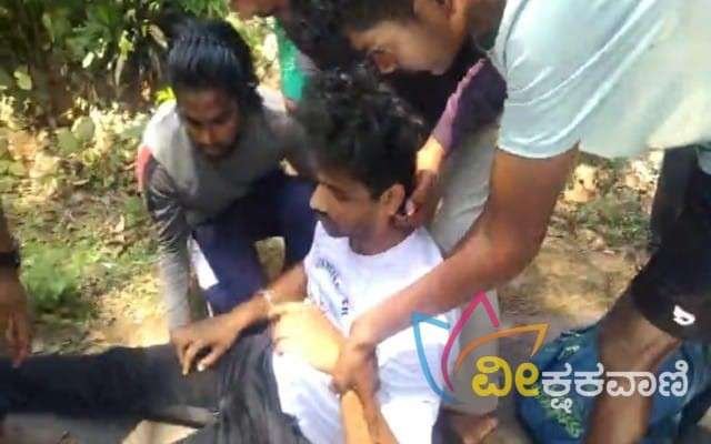 ಹಸುವೊಂದು ಅಟ್ಟಿಸಿಕೊಂಡು ಬಂದು ಬೈಕ್ ಗೆ ತಿವಿದ ಪರಿಣಾಮ ಬೈಕ್ ಸವಾರನೋರ್ವ ಗಂಭೀರವಾಗಿ ಗಾಯ