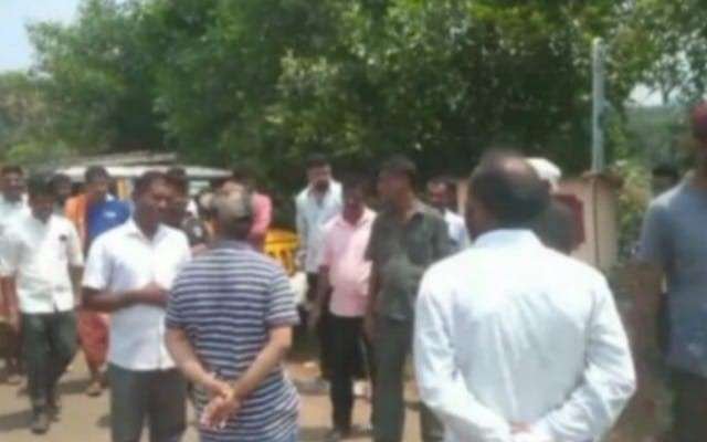 ಮೆಸ್ಕಾಂ ಅಧಿಕಾರಿಗಳ ವಿರುದ್ದ ಸಾರ್ವಜನಿಕರು ಪ್ರತಿಭಟನೆ ನಡೆಸಿ, ಅಧಿಕಾರಿಗಳನ್ನು ವಾಪಾಸು ಕಳಿಸಿದರು.