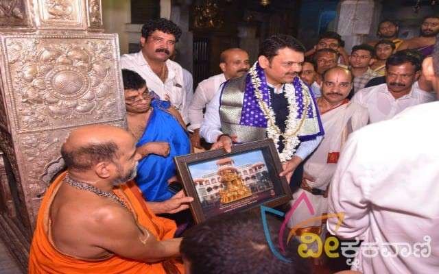 ಮಹಾರಾಷ್ಟ್ರ ಉಪಮುಖ್ಯಮಂತ್ರಿ ಪುತ್ತಿಗೆ ಮಠಾಧೀಶರಾದ ಸುಗುಣೇಂದ್ರತೀರ್ಥ ಶ್ರೀಪಾದರನ್ನು ಭೇಟಿಯಾಗಿ ಅನುಗ್ರಹ ಮಂತ್ರಕ್ಷತೆ ಸ್ವೀಕರಿಸಿದರು.