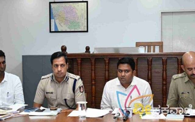 ಸುದ್ದಿಗೋಷ್ಠಿಯಲ್ಲಿ ಅಪರ ಜಿಲ್ಲಾಧಿಕಾರಿ ಡಾ.ಸಂತೋಷ್ ಕುಮಾರ್, ಸಹಾಯಕ ಚುನಾವಣಾಧಿರಿಗಳು ಉಪಸ್ಥಿತರಿದ್ದರು.