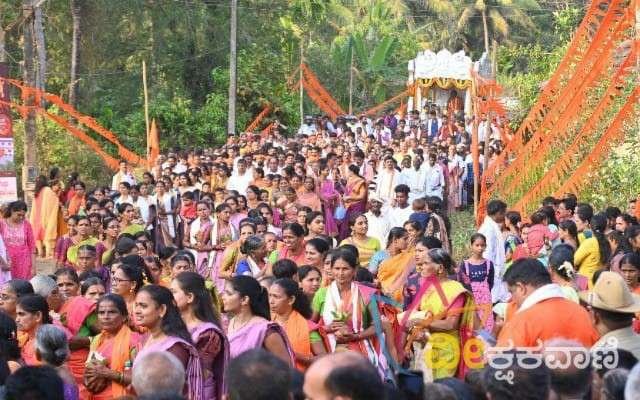 ಸಹಸ್ರಕಲಶ ಬ್ರಹ್ಮಕುಂಭಾಭಿಷೇಕಕ್ಕೆ ಪೂರ್ವಬಾವಿಯಾಗಿ ನಡೆದ ಹೊರೆಕಾಣಿಕೆಯ ಧಾರ್ಮಿಕ ಸಭೆ