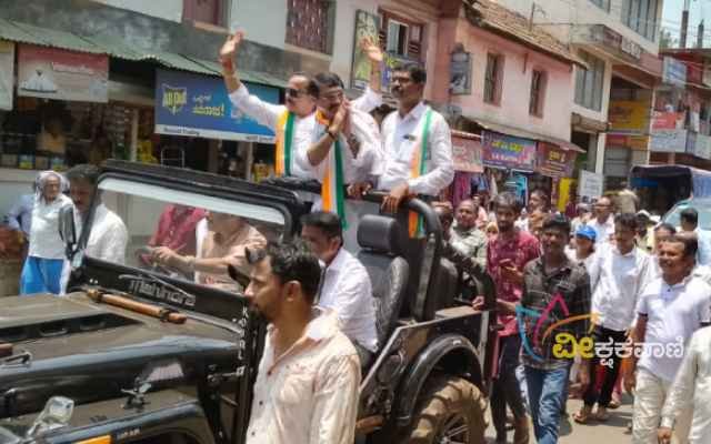 Congress Road Show in Whitla Town_ Vigorous campaigning even in the hot sun