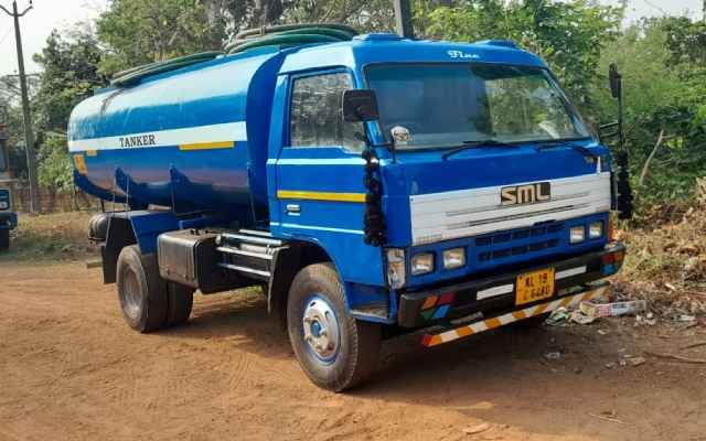 ಮಂಜೇಶ್ವರ: ಕಕ್ಕುಸ್‌ನ ಮಲಿನ ಜಲವನ್ನು ಟ್ಯಾಂಕರ್ ಲಾರಿಯಲ್ಲಿ ಉಪೇಕ್ಷಿಸಲು ತಲುಪಿದಾಗ ಊರವರು ತಡೆಯೊಡ್ಡಿ ಪೋಲೀಸರಿಗೆ ನೀಡಿದ್ದಾರೆ. ಮೊರತ್ತಣೆ ಬಳಿಯ ಬಟ್ಯಪದವುನಲ್ಲಿ. ಭಾನುವಾರ