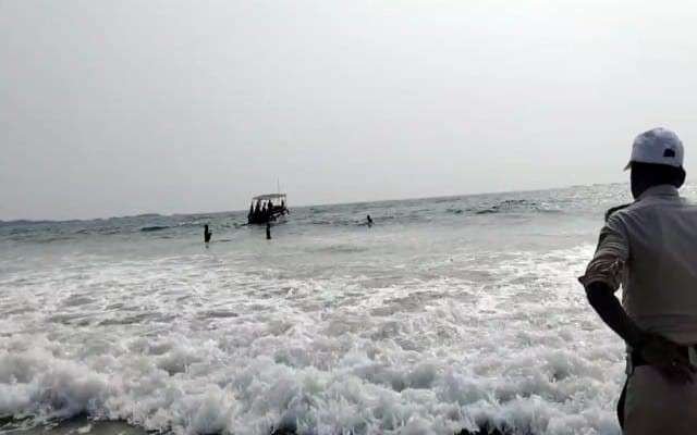 ಅಲೆಗಳ ಸೆಳೆತಕ್ಕೆ ಕೊಚ್ಚಿ ಹೋದ ಮೂವರು ಪ್ರವಾಸಿಗರು