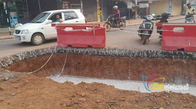 ಕೈಕಂಬ ಪೇಟೆಯಲ್ಲಿ ಚರಂಡಿ ನಿರ್ಮಾಣದ ಹೊಂಡದಿAದ ಅಪಾಯ ಭೀತಿ