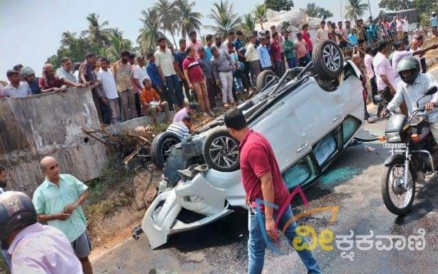 ಚಾಲಕ ನಿಯಂತ್ರಣ ತಪ್ಪಿದ ಕಾರೊಂದು ಡಿವೈಡರ್ ಗೆ ಡಿಕ್ಕಿ