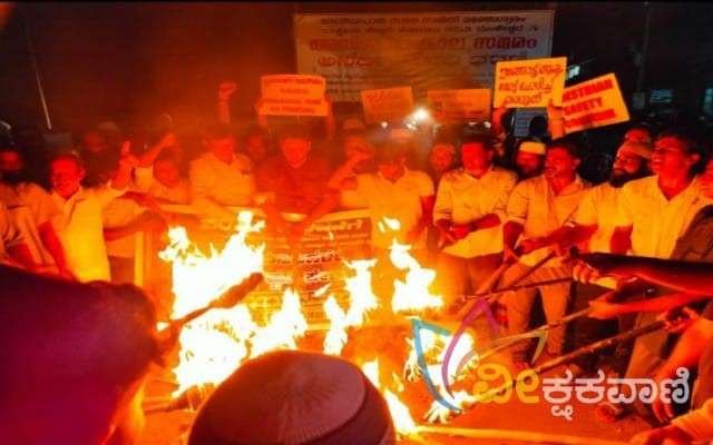 ಮಂಜೇಶ್ವರದಲ್ಲಿ ಹೋರಾಟ ಸಮಿತಿಯ ನೇತೃತ್ವದಲ್ಲಿ ಪಂಜಿನ ಮೆರವಣಿಗೆ