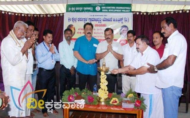 ಜನಜಾಗೃತಿ ವೇದಿಕೆಯ ವಿಟ್ಲ ವಲಯ ಅಧ್ಯಕ್ಷ ಕೃಷ್ಣಯ್ಯ ಬಲ್ಲಾಳ್, ದೀಪ ಪ್ರಜ್ವಲಿಸಿ ಕಾರ್ಯಕ್ರಮಕ್ಕೆ ಚಾಲನೆ ನೀಡಿದರು.