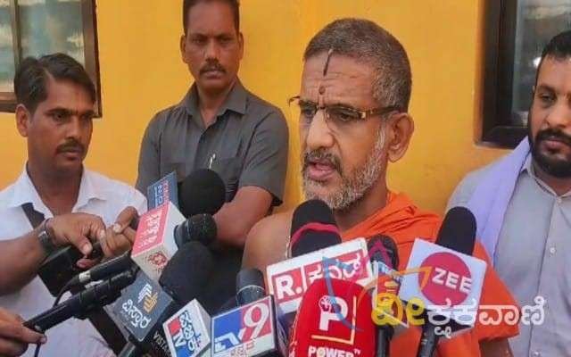 ಮತದಾನ ಮಾಡಿದ ಬಳಿಕ ಸುದ್ದಿಗಾರರೊಂದಿಗೆ ಮಾತನಾಡಿದ ಪೇಜಾವರ ಮಠದ ವಿಶ್ವಪ್ರಸನ್ನತೀರ್ಥ ಸ್ವಾಮೀಜಿ