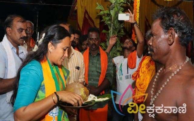 ಪುಳಿಕುತ್ತಿ ದೈವಸ್ಥಾನಕ್ಕೆ ಬಿಜೆಪಿ ಅಭ್ಯರ್ಥಿ ಎಂ.ಎಲ್ ಅಶ್ವಿನಿ ಭೇಟಿ ನೀಡಿ ಪ್ರಸಾದ ಸ್ವೀಕರಿಸಿದರು.