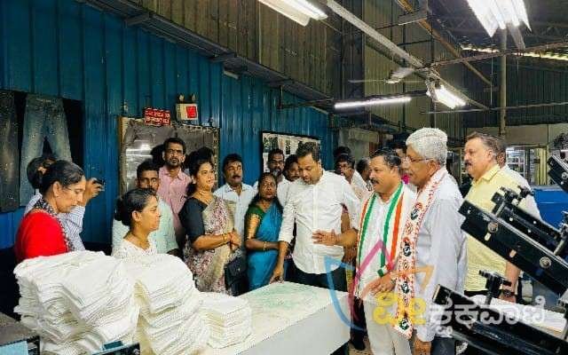 ಜನಪ್ರತಿನಿಧಿಗಳಿಗೆ ಮತ ನೀಡುವಾಗ ಅವರು ಮಾಡಿದ ಅಭಿವೃದ್ಧಿ ಕಾರ್ಯಗಳನ್ನು ನೋಡಿ ಮತ ಕೊಡಿ ಎಂದು ಕೆ.ಜಯಪ್ರಕಾಶ್‌ ಹೆಗ್ಡೆ ಅವರು ಹೇಳಿದರು.