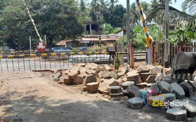 ಹೊಸಂಗಡಿ ರೈಲ್ವೇ ಗೇಟ್ ರಸ್ತೆ ದುರಸ್ಥಿ ಕಾಮಗಾರಿ ಆರಂಭ